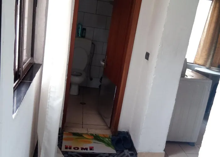 民宿 Private Flat In House 17 地拉那