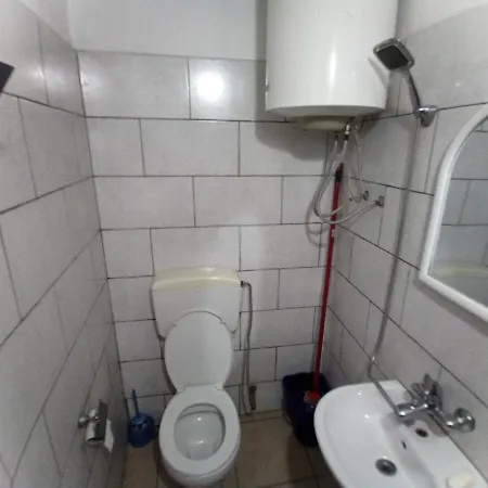 Проживание в семье Private Flat In House 17 Тирана