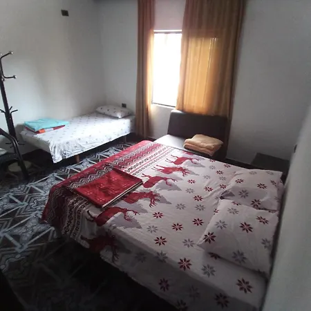 Private Flat In House 17 Δωμάτια σε οικογενειακή κατοικία Τίρανα