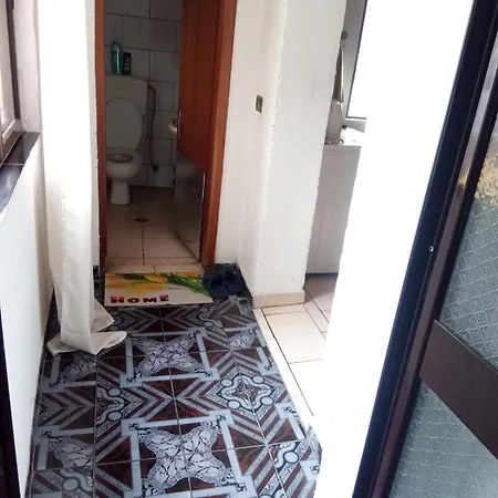 Private Flat In House 17 Δωμάτια σε οικογενειακή κατοικία Τίρανα